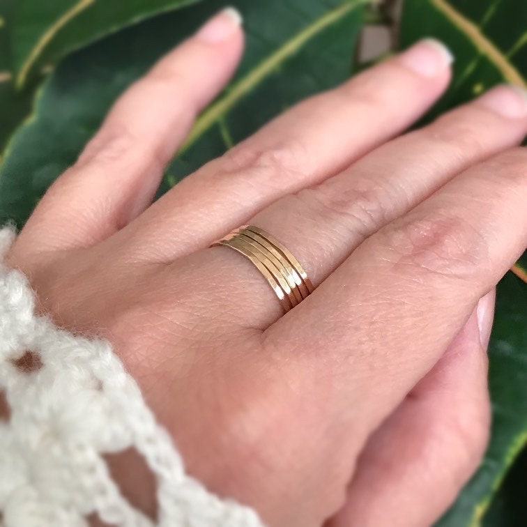 Set Aus 5 Dünnen Strukturierten Goldringen. 14K Gold Gefüllte Ringe. Zierlicher Schmaler Ring Für Frauen. Boho Set. Anneau Femme, Stapelringe von TesoroDelSol