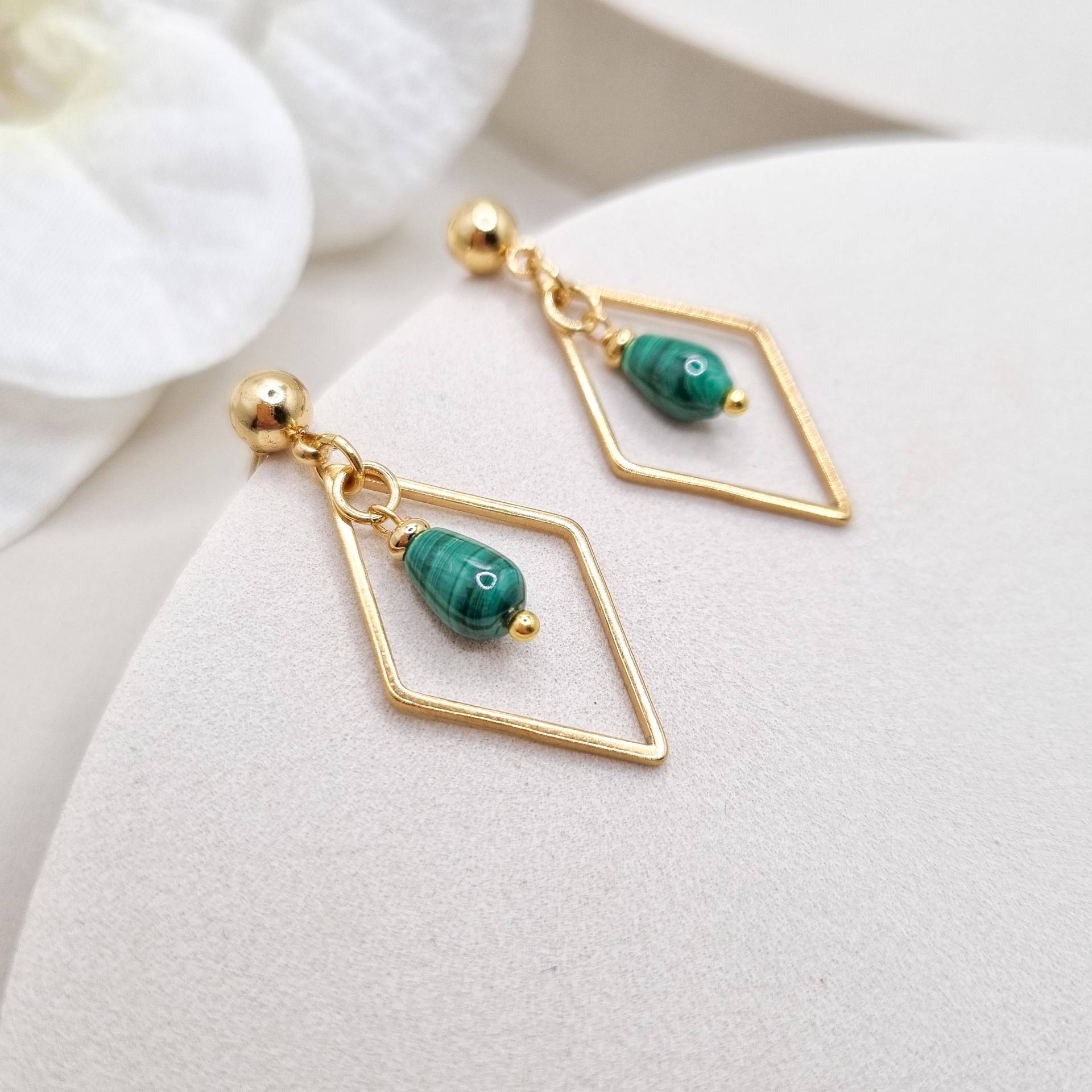 Malachit Ohrringe Gold, Grünstein Ohrhänger Handgemacht, Minimalist Edelstein, Schmuck, Rhombus Ohrringe, Mom Geschenk Malachit Ohrringe Gold, Grünstein Ohrhänger Handgemacht, Minimalist Edelstein, Schmuck, Rhombus Ohrringe, Mom Geschenk von TesoryJewelry