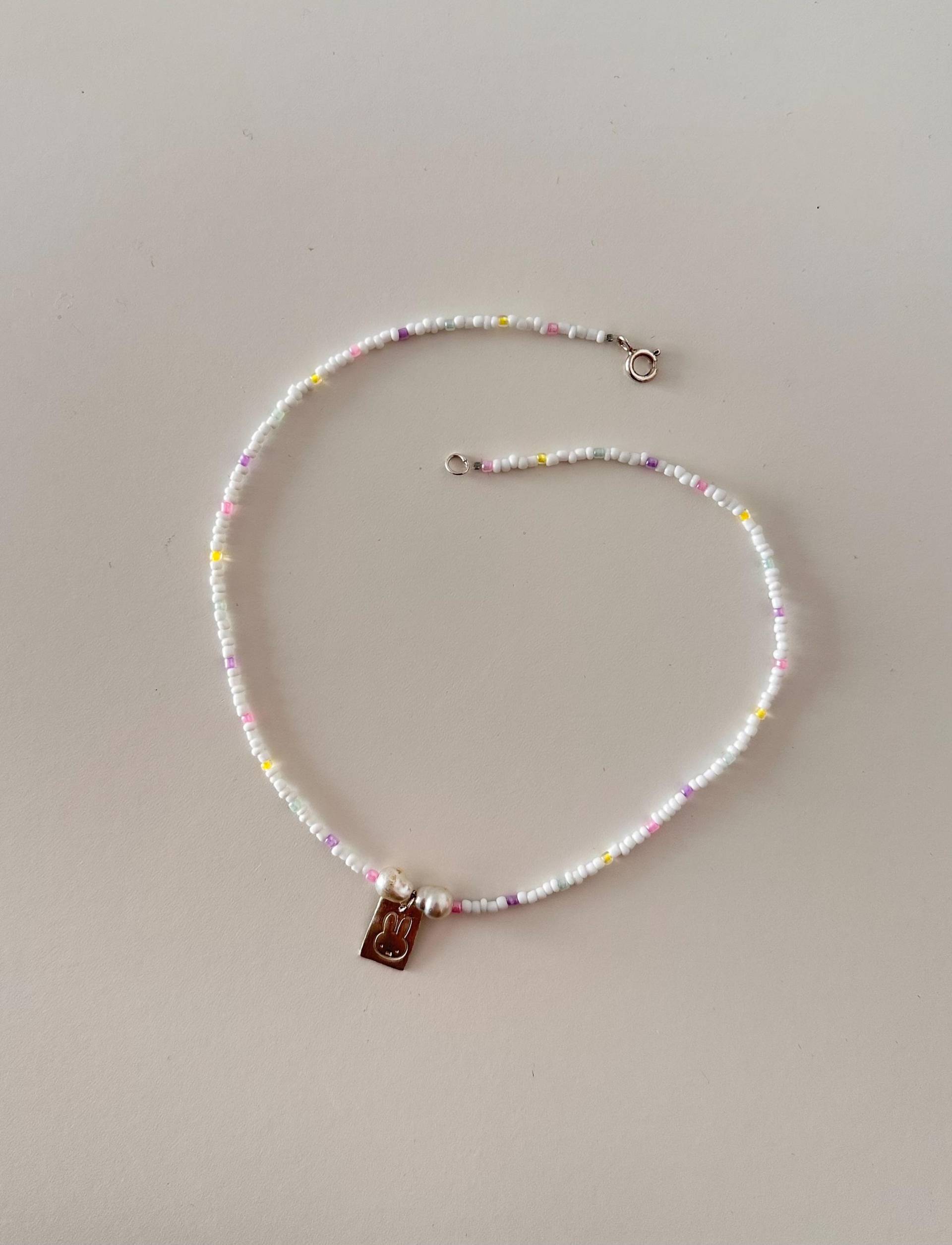 Handgemachte Perlenkette/Chocker Mit Miffy Silberanhänger - Zart, Verspielt Und Individuell Handgemachte Perlenkette/Chocker Mit Miffy Silberanhänger - Zart, Verspielt Und Individuell von TessHandmadeCreation