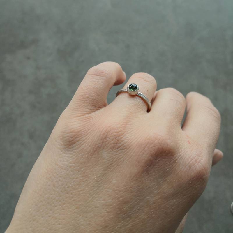 Edelstein Ringe Turmalin. Stapelbarer Silberring. Zweig Ring Grüner Edelsteinringe Zart Stapelbar. Grüner Cabochon von TessJewelsDesign