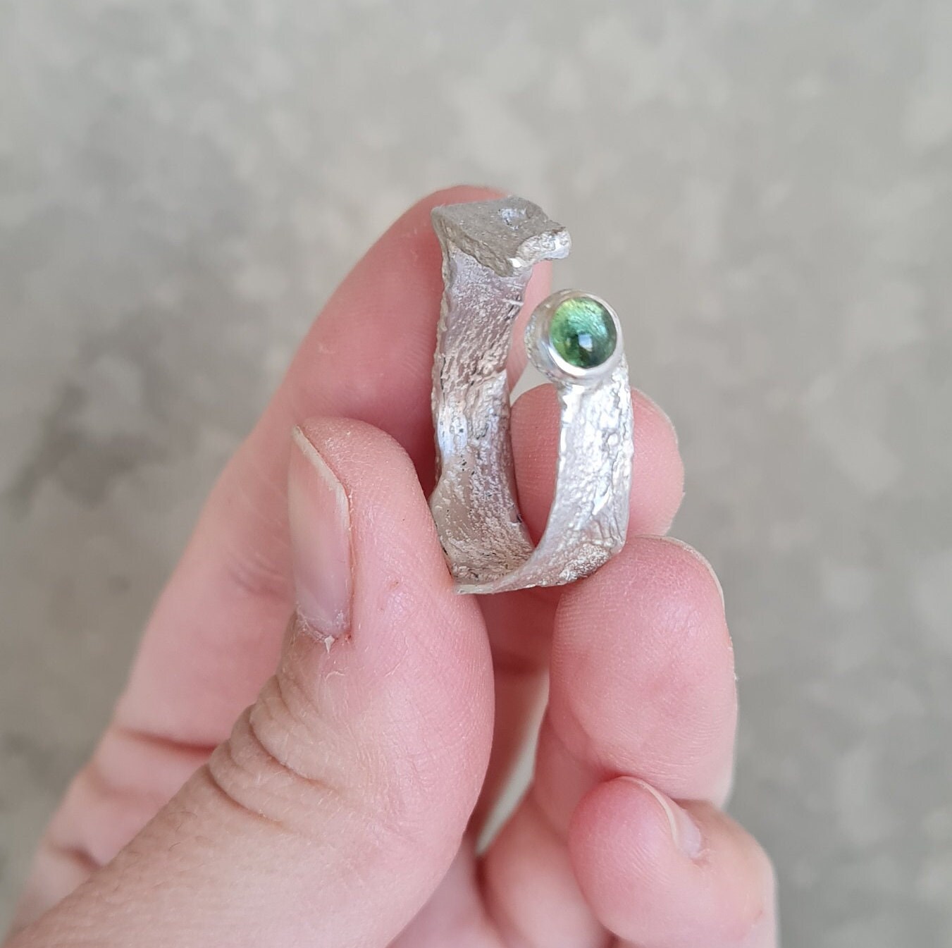 Grüner Stein Ring, Silber Rinde Grün Turmalin Ring Für Frauen, Geschenk Urlaub, Baumrinde Mit Naturliebhaber von TessJewelsDesign