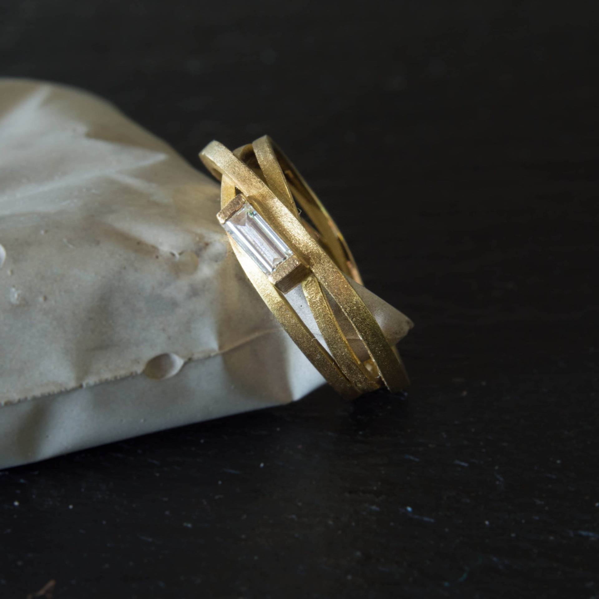 Moderner Verlobungsring Mit Drei Goldbändern Und Baguettediamant. Perfekter Minimaler Brautring von TessJewelsDesign