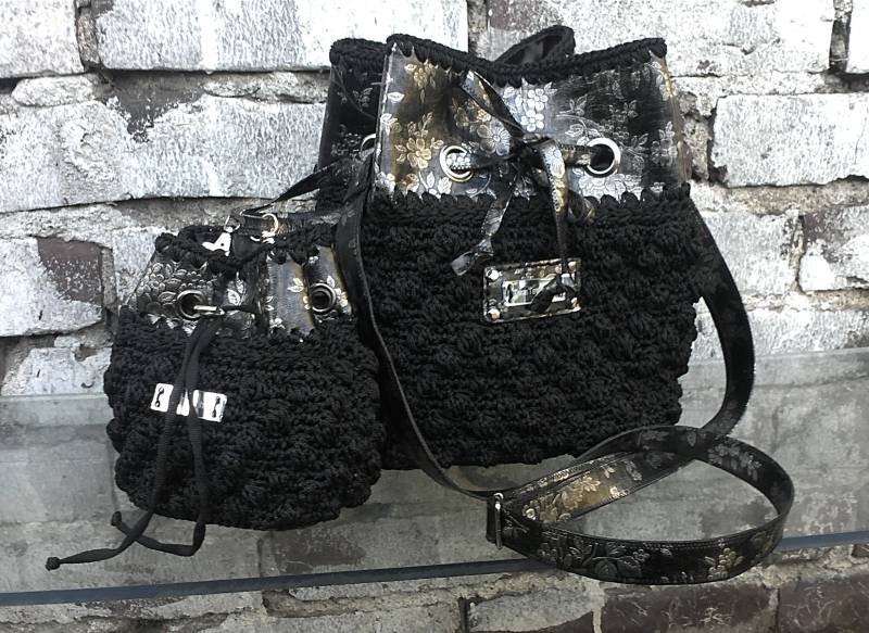 Black-Silver Crochet Hobo Bag & Purse Set With Floral Print Silver Roses. Vegan Leather Shoulder Black-Silver Crochet Hobo Bag & Purse Set With Floral Print Silver Roses. Vegan Leather Shoulder von TessTaschen