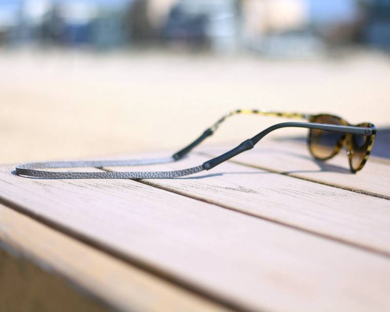 Graues, Dünnes Leder-Sonnenbrillenband/Sonnenbrillenhalter Brillenband Graues, Dünnes Leder-Sonnenbrillenband/Sonnenbrillenhalter Brillenband von TetherStraps