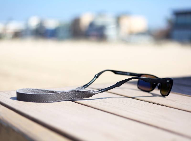 Graues Leder-Sonnenbrillenband/Brillenhalter Brillenband von TetherStraps