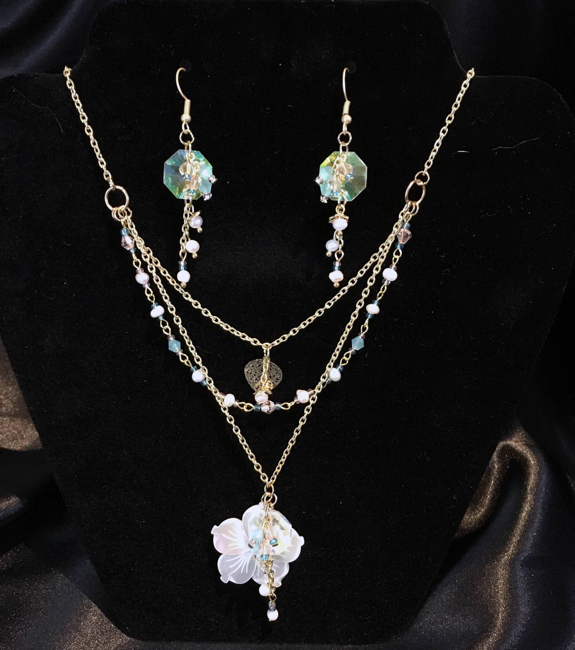 Boho, Perlmutt, Gold Und Swarovski Crystal Layered Halskette Ohrring Set Boho, Perlmutt, Gold Und Swarovski Crystal Layered Halskette Ohrring Set von TewksburyArts