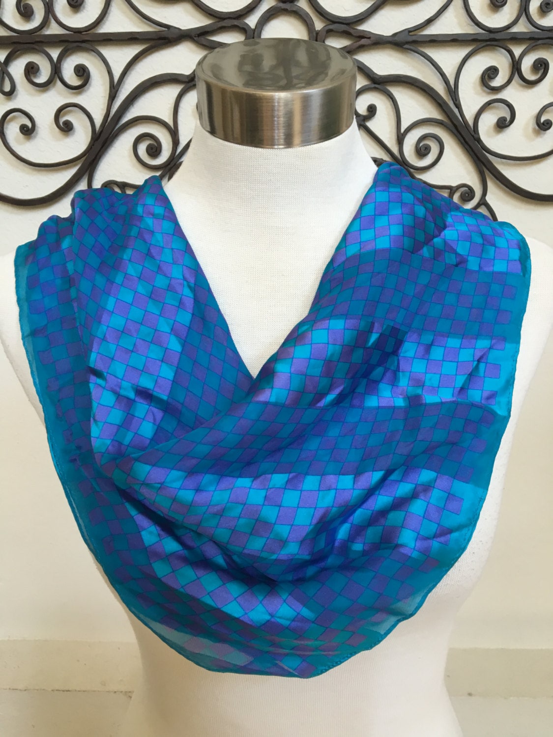 Vintage Adrienne Vittadini Funky Quadrat Türkis Blau Lila Schimmer Seidenschal Vintage Adrienne Vittadini Funky Quadrat Türkis Blau Lila Schimmer Seidenschal von TexasCowgirlVintage