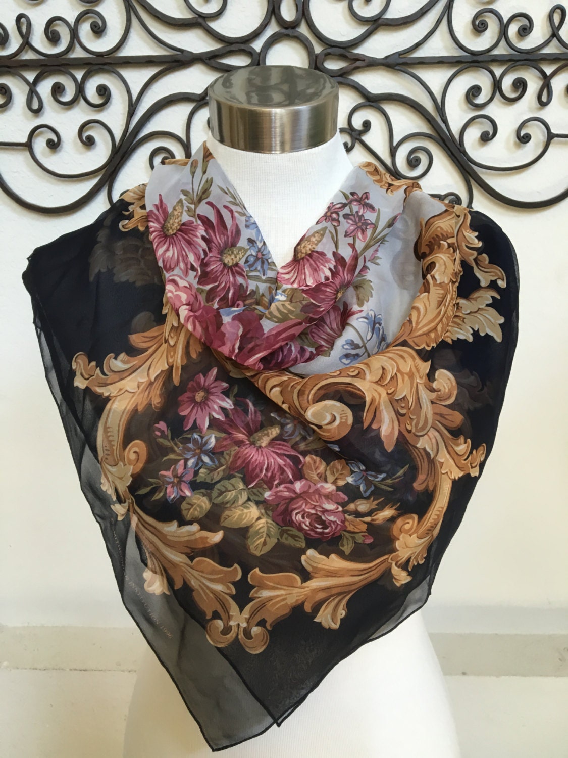 Vintage Smithsonian Institut 1996 Schwarz Rosa Blumen Seide Quadrat Schal Made in Japan Tragbare Kunst Vintage Smithsonian Institut 1996 Schwarz Rosa Blumen Seide Quadrat Schal Made in Japan Tragbare Kunst von TexasCowgirlVintage