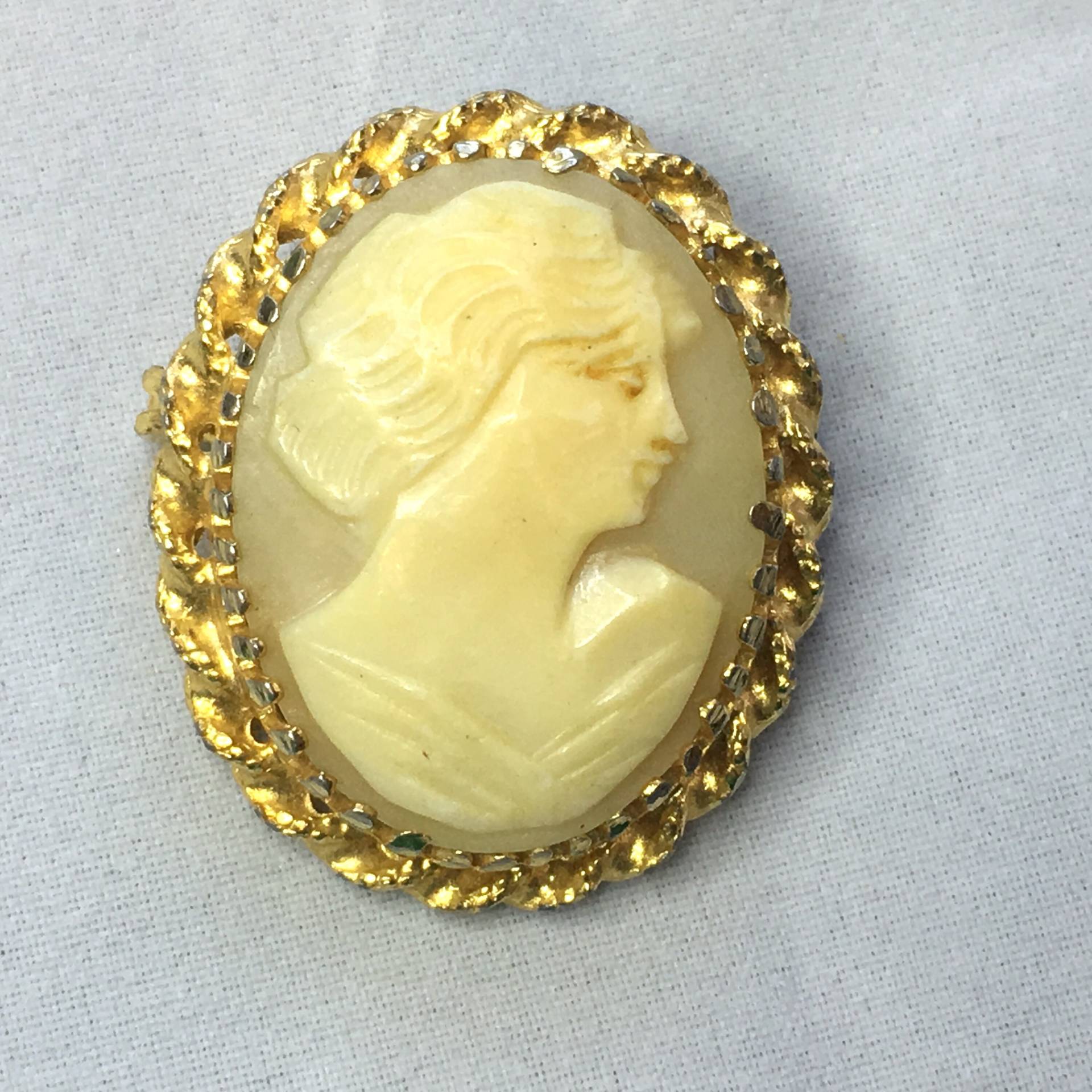 Echte Shell Cameo Brosche Anhänger, Nach Rechts Gerichtete Oval Cameo, Verdrehte Goldrahmen Silhouette Lady Hand Geschnitzte Pin von TexasGalTreasures