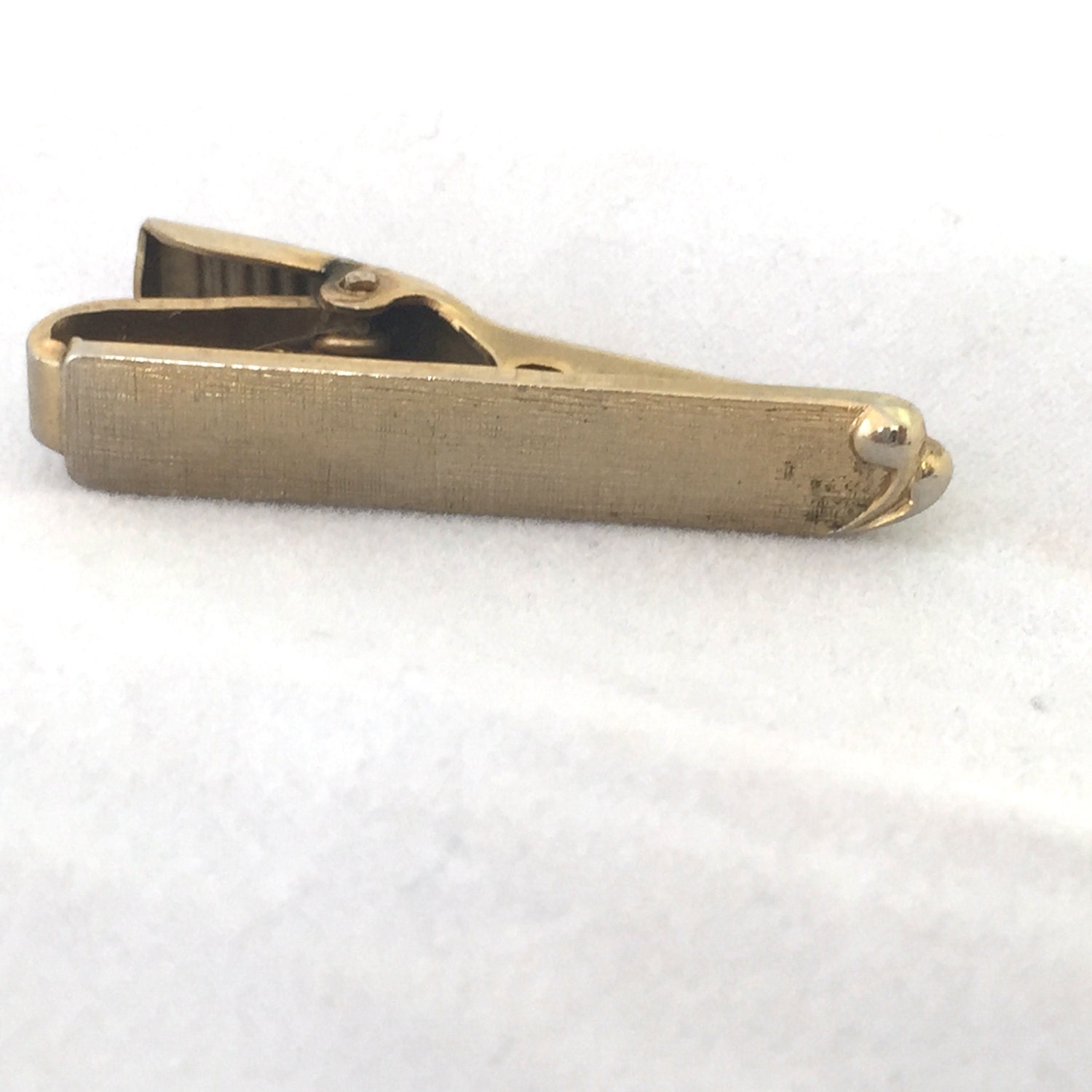 Goldfarbene Geätzte Krawattenklammer Abgerundete Kante 3, 25 cm, Herren Accessoire, Krawattenklammer, Krawattenverschluss, Herrenzubehör, Schwarze von TexasGalTreasures