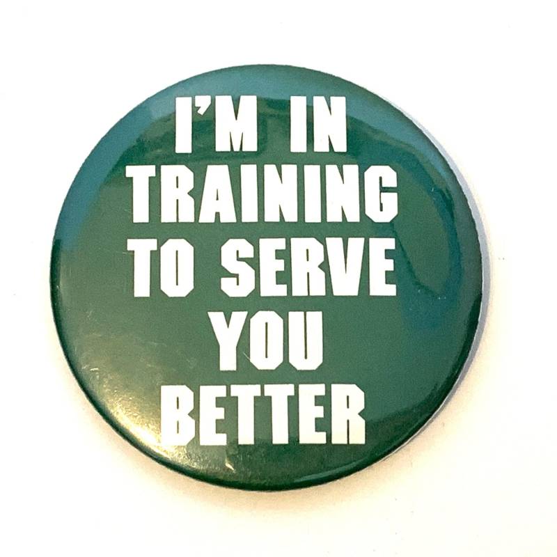 I'm in Training To Serve You Better Pinback Button Pin Grün Weiß von TexasGalTreasures