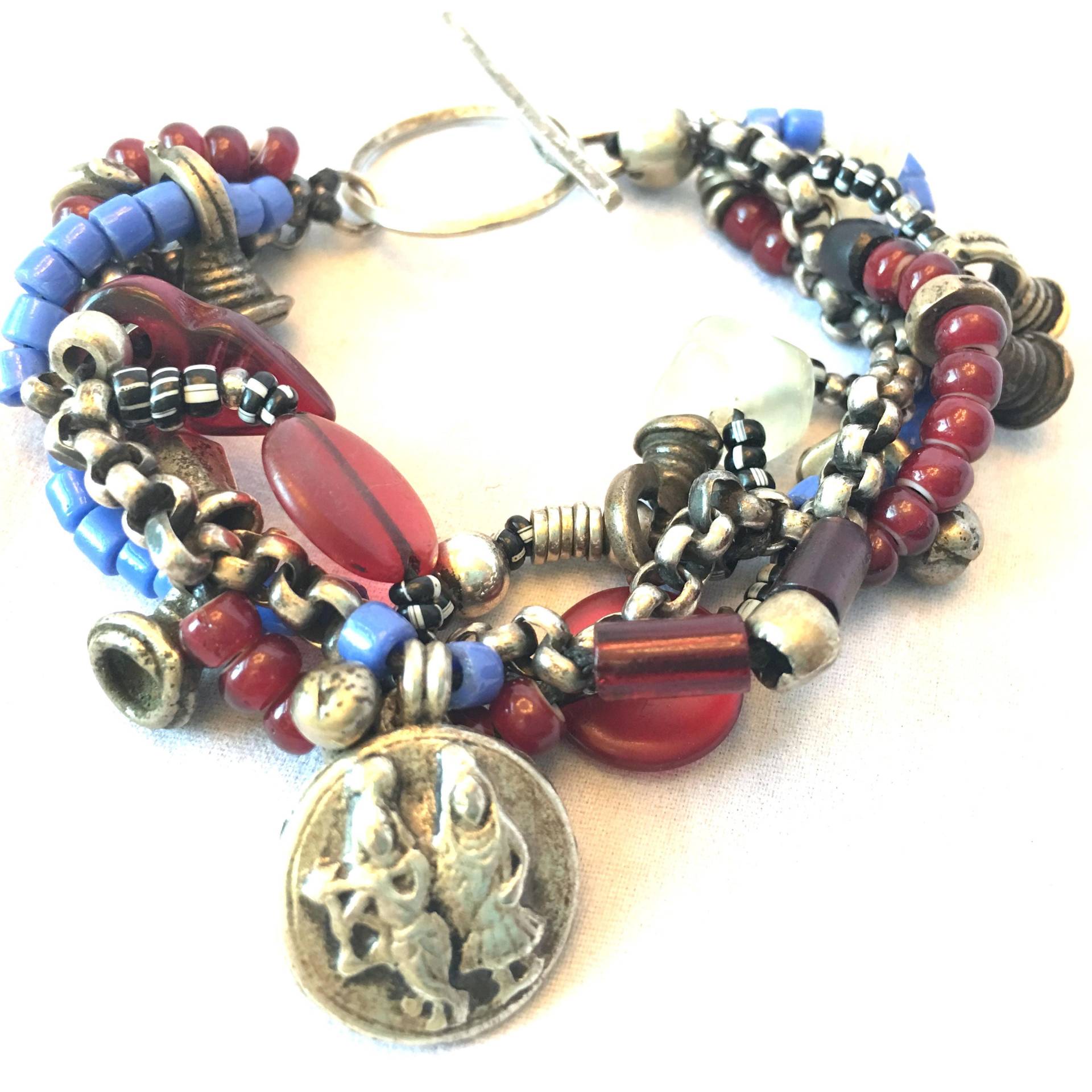 Multi Strang Perlen Thai Tänzerin Armband, Runde Relief Charme Disc Boho, Metall, Perlen, Charms, Twisted Woven Schmuck von TexasGalTreasures