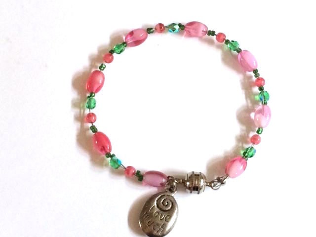 Perlenarmband Aus Rosa Und Grünen Kristallen, Pastellfarbene Malvefarbene Perlen. Lache Oft von TexasGalTreasures