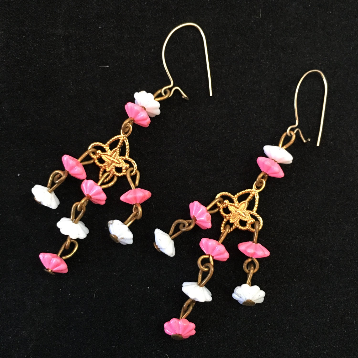 Rosa, Weiße Und Goldene Ohrhänger, Rosa Blumen-Tropfenohrringe, Kronleuchter Aus Kunststoff Metall Im Retro-stil Rosa, Weiße Und Goldene Ohrhänger, Rosa Blumen-Tropfenohrringe, Kronleuchter Aus Kunststoff Metall Im Retro-stil von TexasGalTreasures