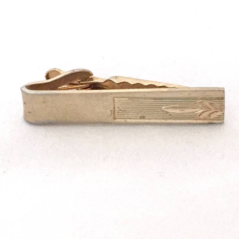 Shields Goldfarbene Geätzte Krawattennadel, Blatt-Design, Rand, 4, 4 cm, Herren-Accessoire, Krawattenklammer, Krawattenverschluss Shields Goldfarbene Geätzte Krawattennadel, Blatt-Design, Rand, 4, 4 cm, Herren-Accessoire, Krawattenklammer, Krawattenverschluss von TexasGalTreasures