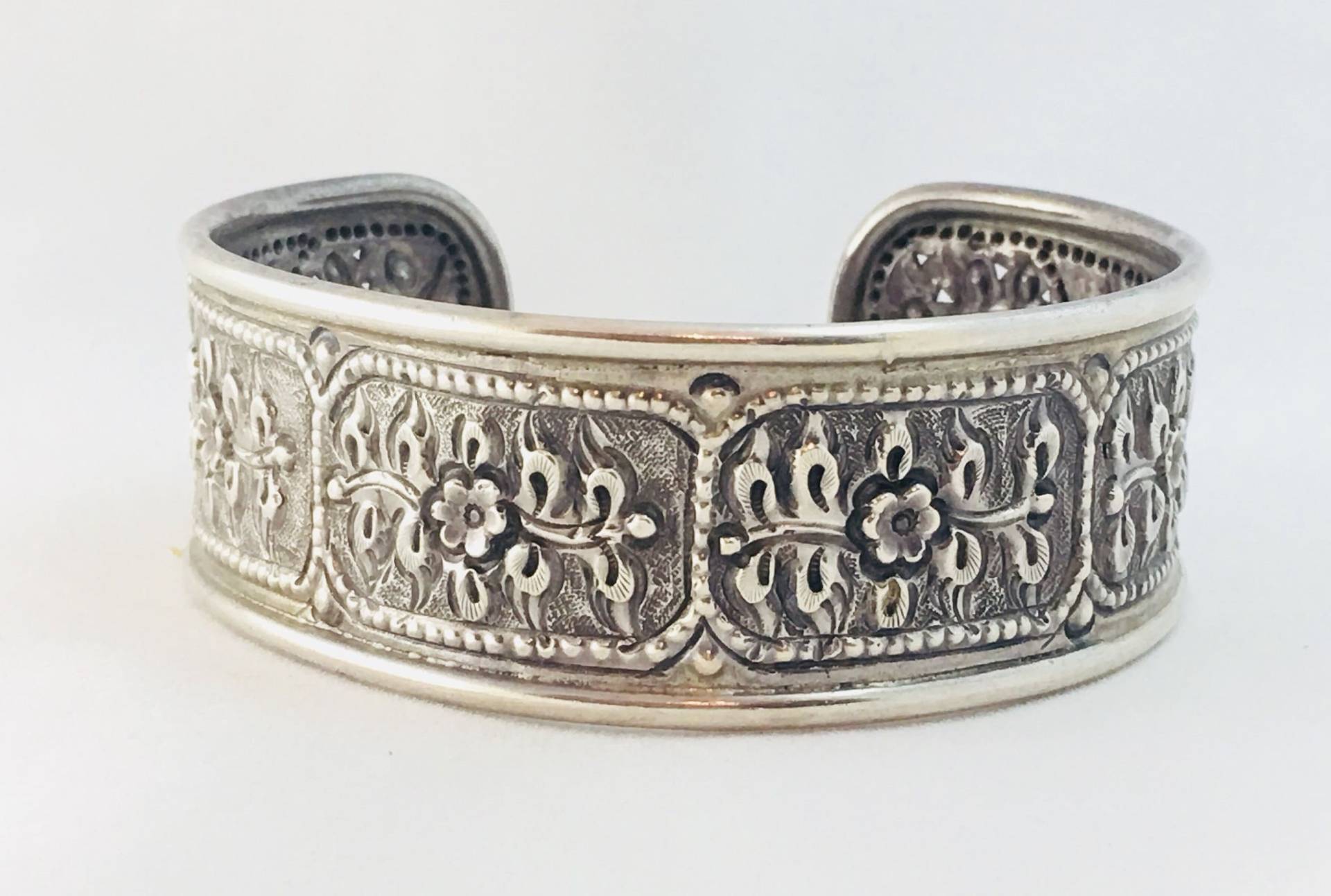 Sterling Silber Blumen Repousse Manschette Armband, Breite Blume Boho Armreif, Statement Schmuck, 925 Vintage Chasing Panel Gestempelt Geätzt von TexasGalTreasures