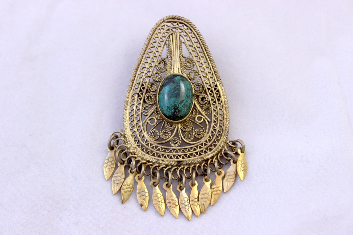 Teardrop Vermeil Durchbrochene Anhänger, Brosche, Naher Osten Gold Anhänger Baumelt, Grüner Stein Filigrane von TexasGalTreasures
