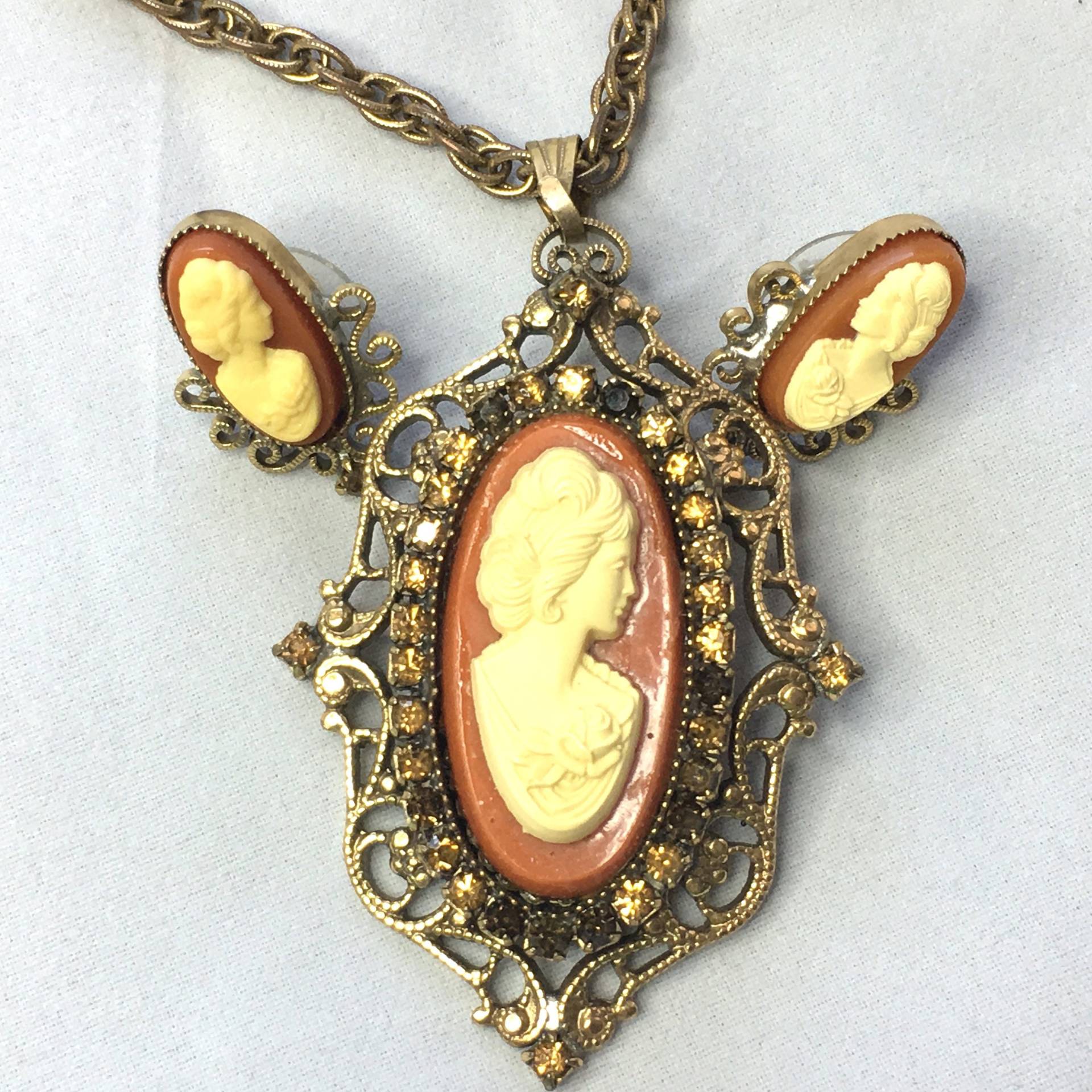 Verzierter Großer Ovaler Cameo-Brosche-Anhänger Aus Harz Mit Passenden Ohrringen, Halskettennadel Filigranem Rahmen Gelben Und Dunklen Steinen von TexasGalTreasures