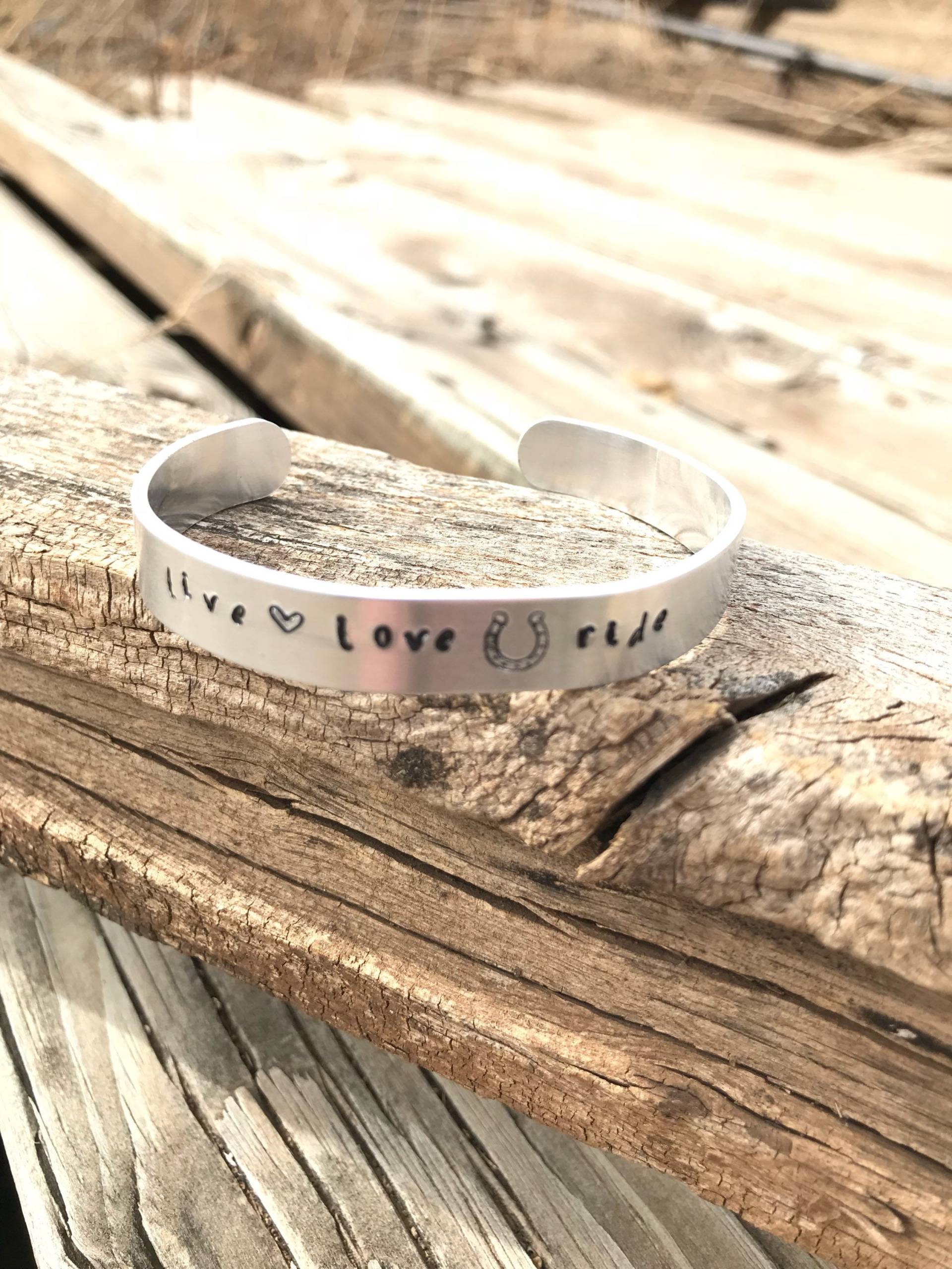 Gestempeltes Armband, Silber, Aluminium, Leicht, Pferd, Reiten, Liebe, Pferde, Reiter, Western, Rodeo Gestempeltes Armband, Silber, Aluminium, Leicht, Pferd, Reiten, Liebe, Pferde, Reiter, Western, Rodeo von TexasRoanDesigns