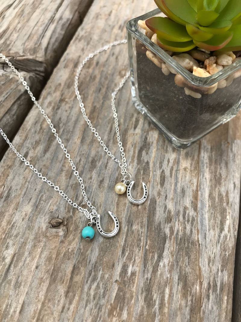 Hufeisen Charm Kette, Perle, Türkis, Silberkette, Pferdeliebhaber, Western, Cowgirl, Rodeo, Reitsport Hufeisen Charm Kette, Perle, Türkis, Silberkette, Pferdeliebhaber, Western, Cowgirl, Rodeo, Reitsport von TexasRoanDesigns