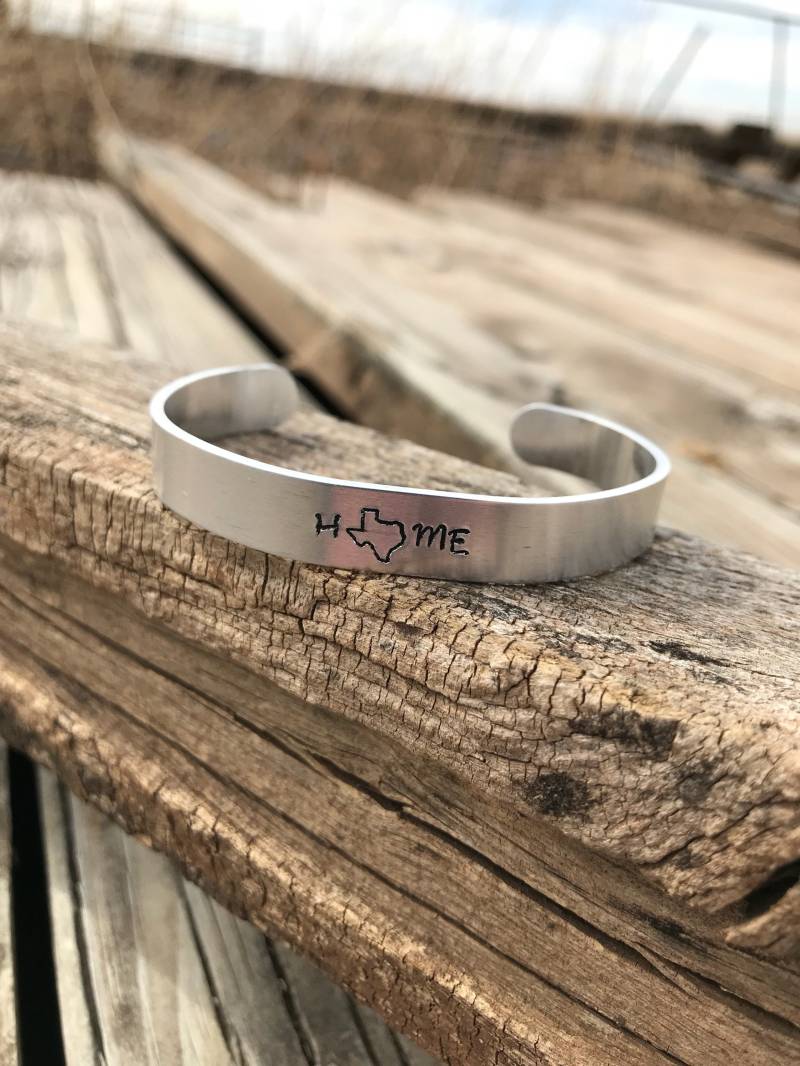 Texas Armband, Zuhause, Liebe, Verstellbar, Aluminium Manschette, Zustand Texas Armband, Zuhause, Liebe, Verstellbar, Aluminium Manschette, Zustand von TexasRoanDesigns