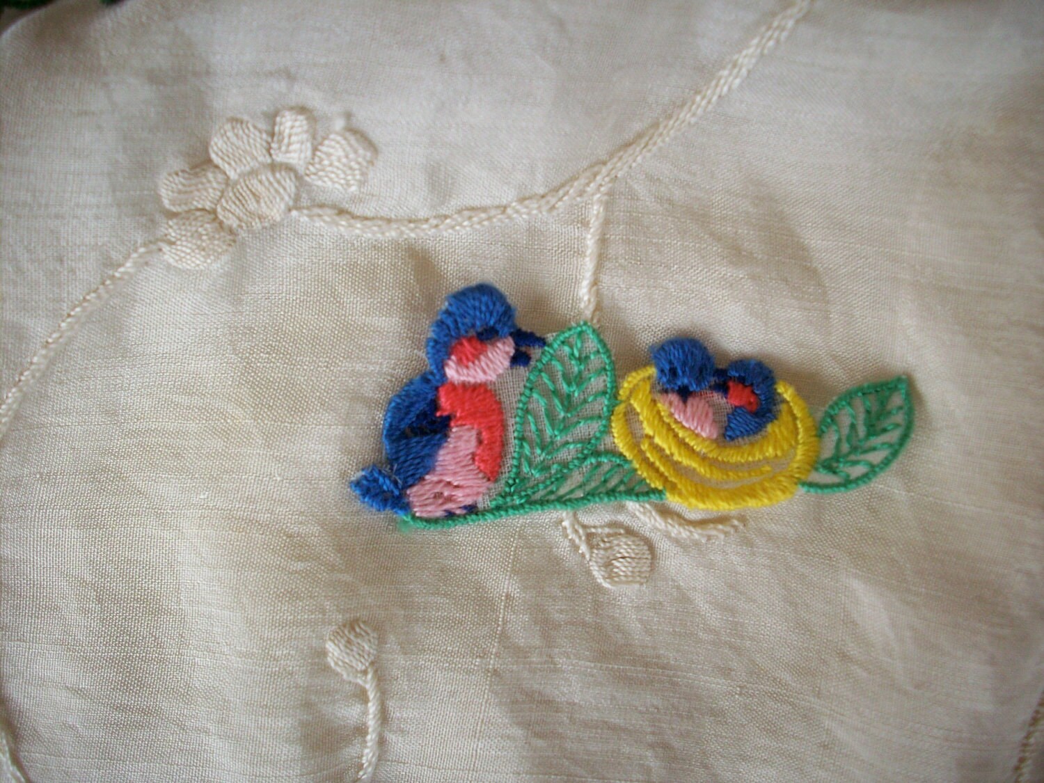 1 Dutzend Antiker Blauer Vogel Mit Baby in Einer Handgewebten Applikation von TextileArtLace