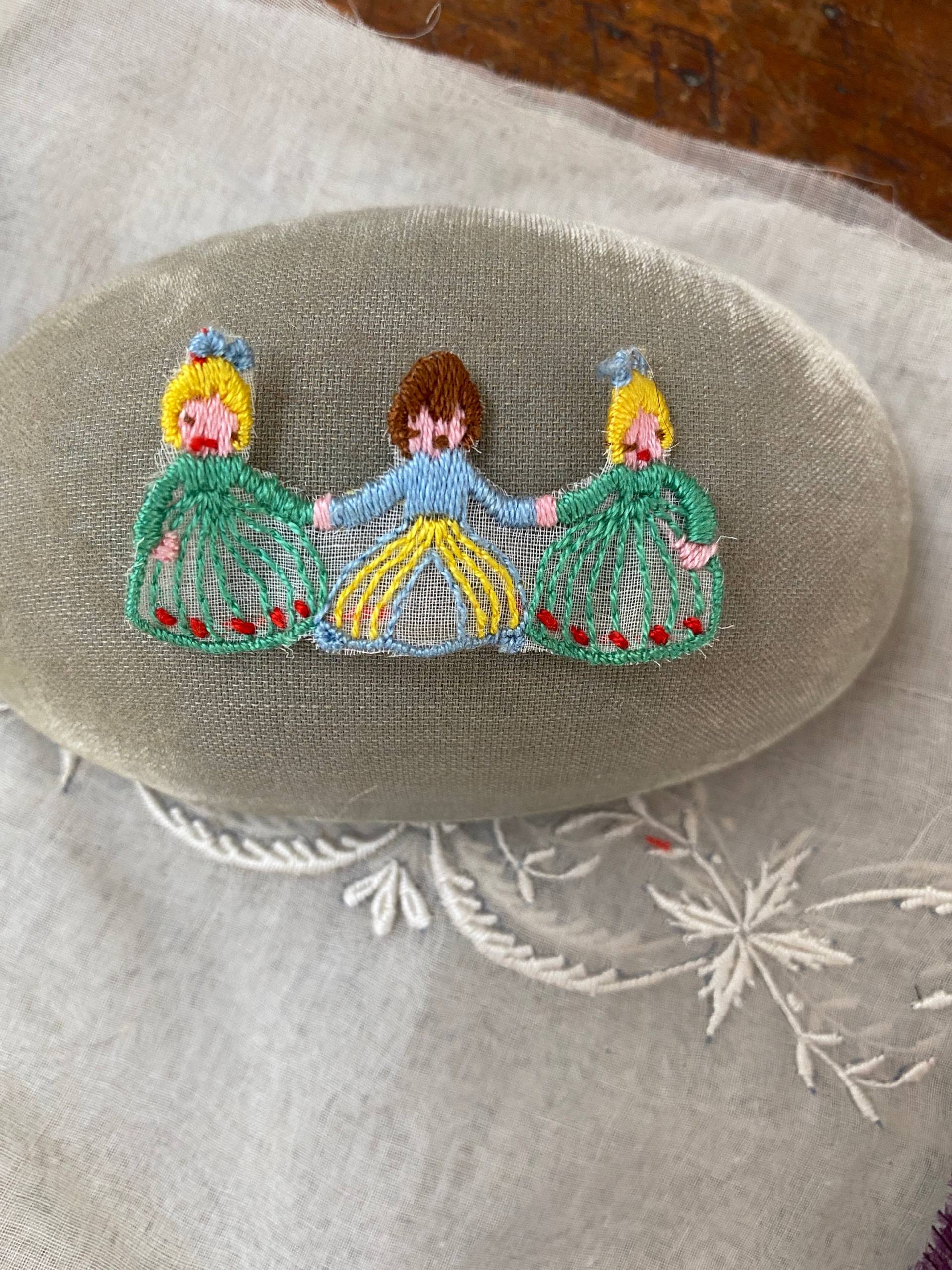 1 Dutzend Hand Loomed Vintage Applikationen Von 3 Kindern, Die Sich An Den Händen Halten von TextileArtLace