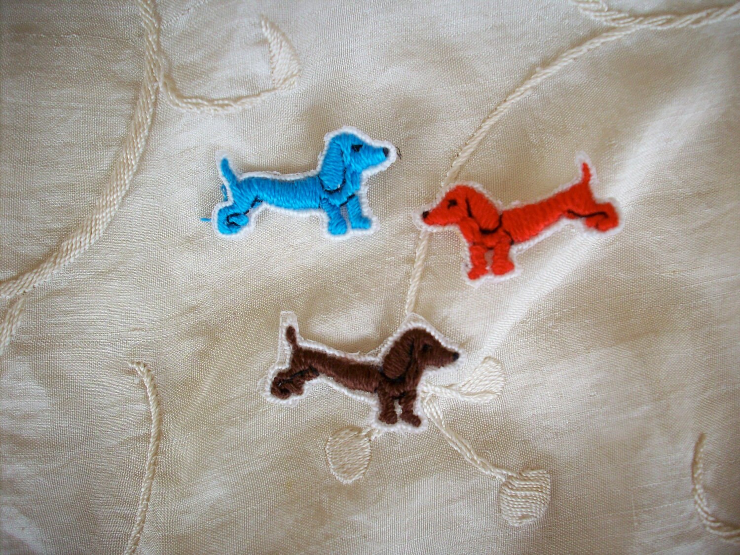1 Dutzend Vintage Applikationen Eines Dachsund Hundes in Einer Handloomed Applikation von TextileArtLace