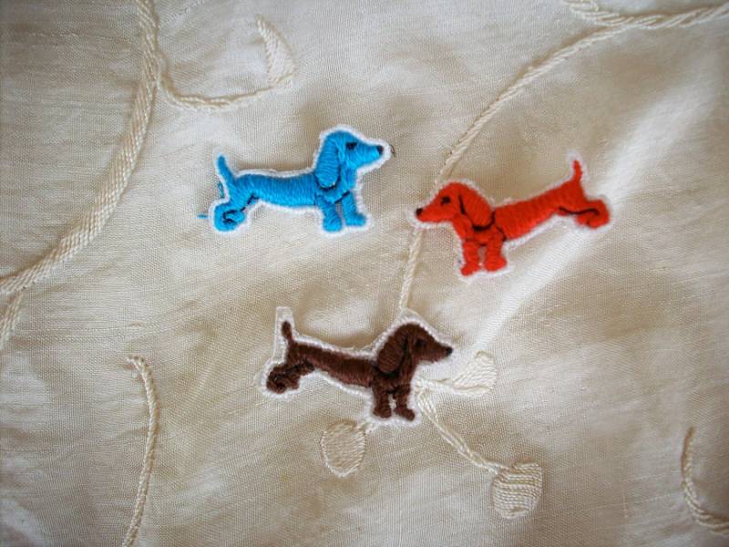 1 Dutzend Vintage Applikationen Eines Dachsund Hundes in Einer Handloomed Applikation von TextileArtLace