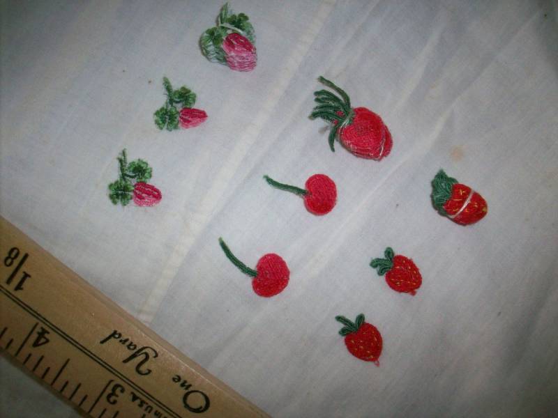 Antike Erdbeeren Oder Kirschen, Eine Handgewebte Applikation von TextileArtLace