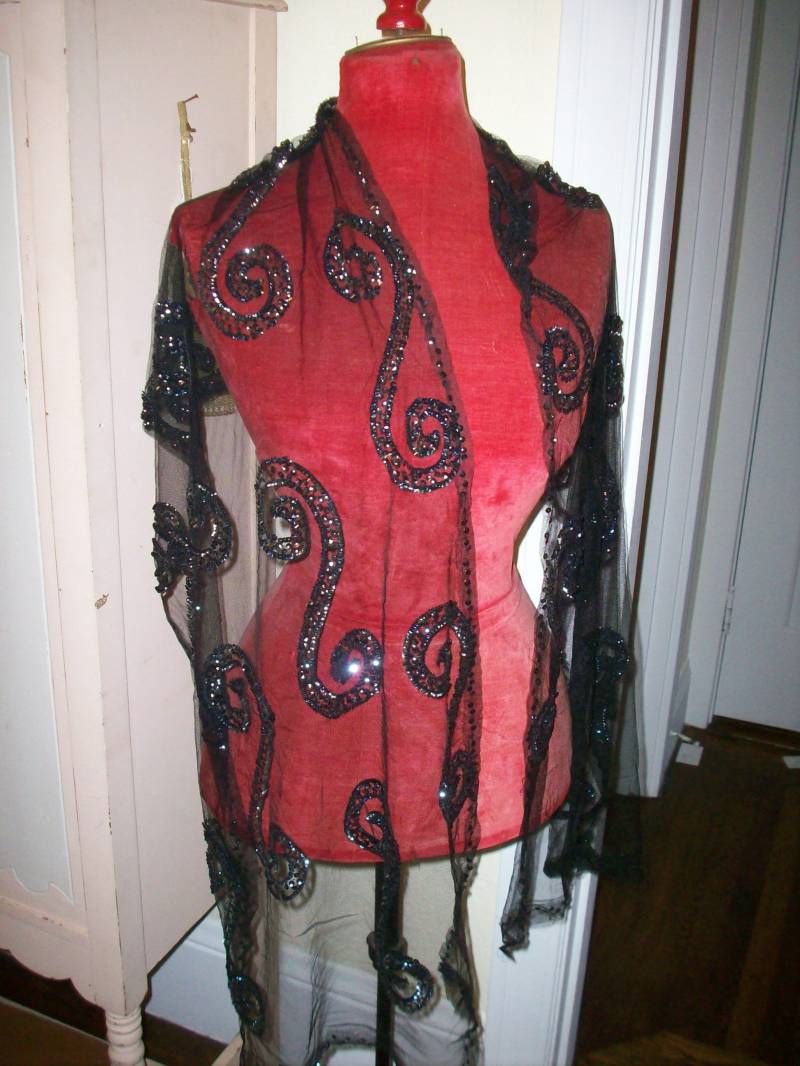 Atemberaubende Art-Deco-Net Seidentuch Mit Schillernden Schwarz /Pewter Pailletten in Fabelhaften Design von TextileArtLace