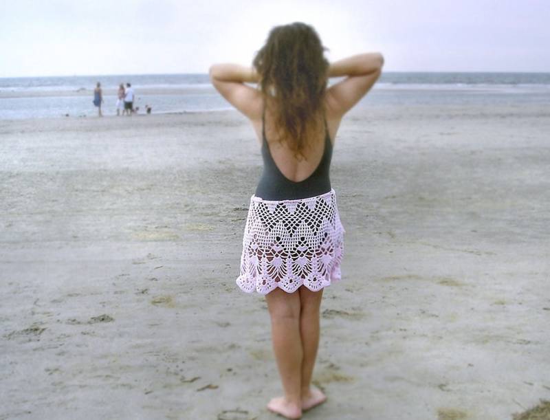 Gehäkelter Strand Minirock Poncho Caplet Stola Rosa Spitzenrock von TextileDreamsByIRYNA