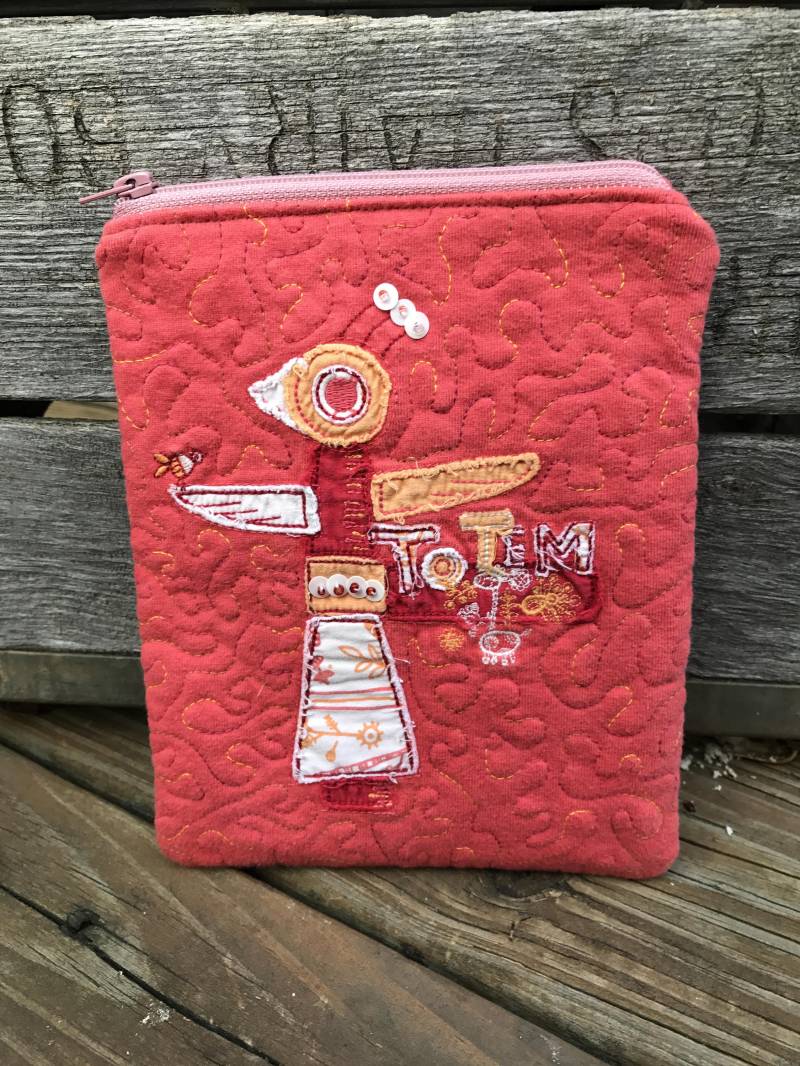 Dunkelrosa Und Orangefarbener Totem-Vogel-Reißverschlussbeutel, Recycelte, Wiederverwendete T-Shirts von TextileStockpile