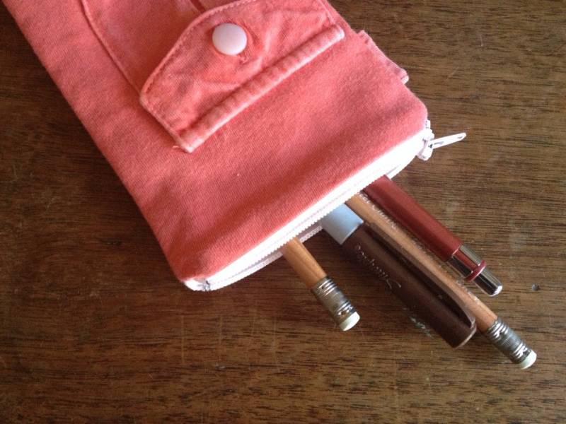 Federmäppchen Mit Reißverschluss Und Aufgesetzter Tasche von TextileStockpile