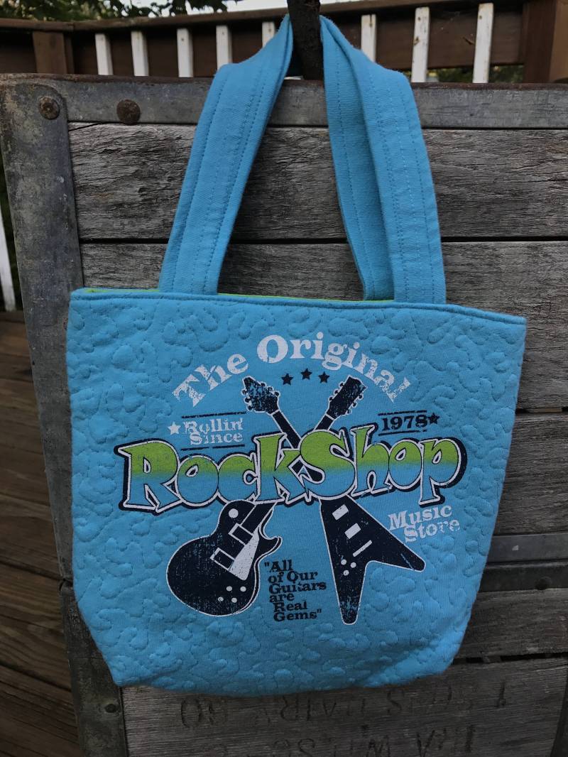 Rock Shop Gitarrentasche Zurück, Upcycled, Recycelte T-Shirts von TextileStockpile