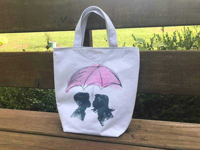 stricken Wip Tasche, Grau Und Rosa Silhouetten, Küssen Unter Regenschirm, Upcycled T-Shirt Einkaufstasche, Handtasche, Geschenk Für Frauen, Mama von TextileStockpile