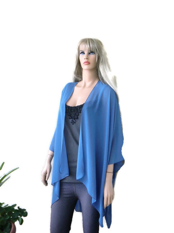 Kimono-Strickjacke in Stahlblauem Chiffon Boho Ruana Lagenlook Kimono-Strickjacke in Stahlblauem Chiffon Boho Ruana Lagenlook von Textilemonster