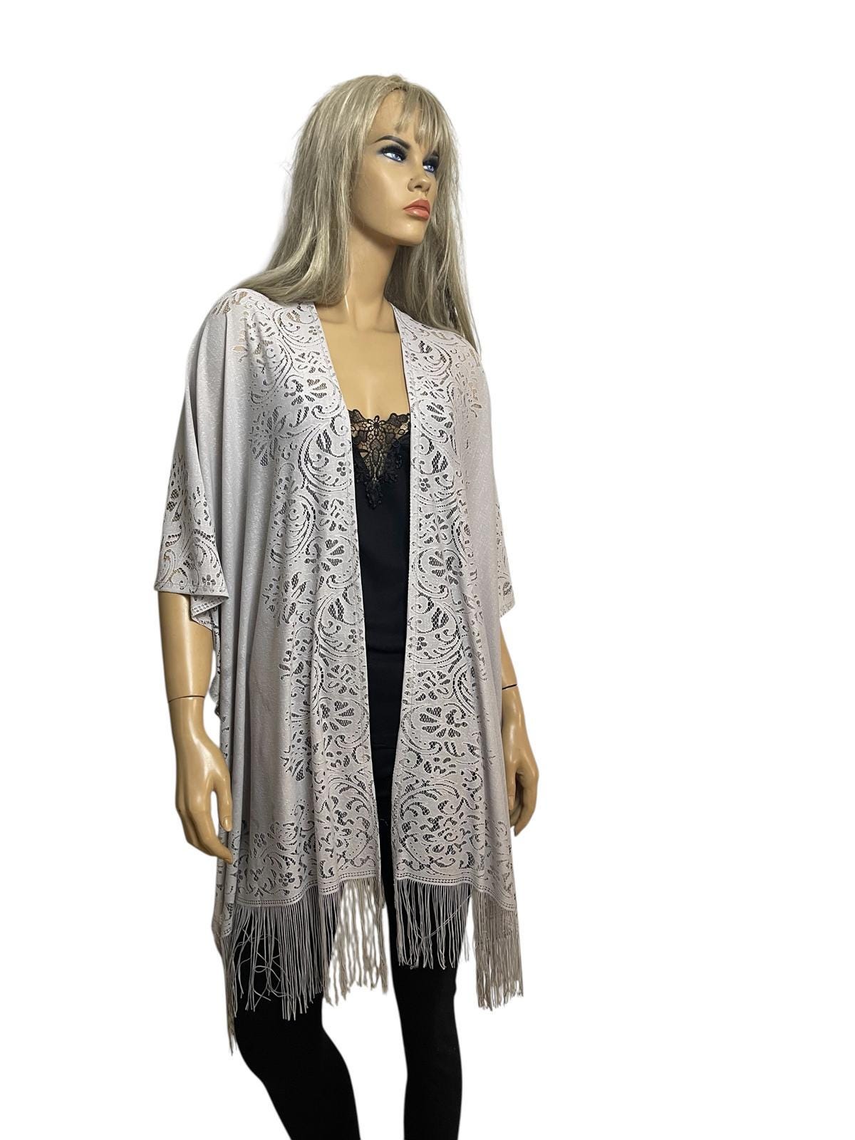 Perlengrauer Fransen Kimono Boho Lace Cardigan Perlengrauer Fransen Kimono Boho Lace Cardigan von Textilemonster