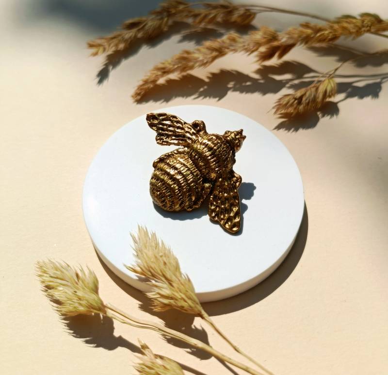 Handgemachte Biene Anstecknadel in Gold Polymer Clay Handgemachte Biene Anstecknadel in Gold Polymer Clay von Tezerium