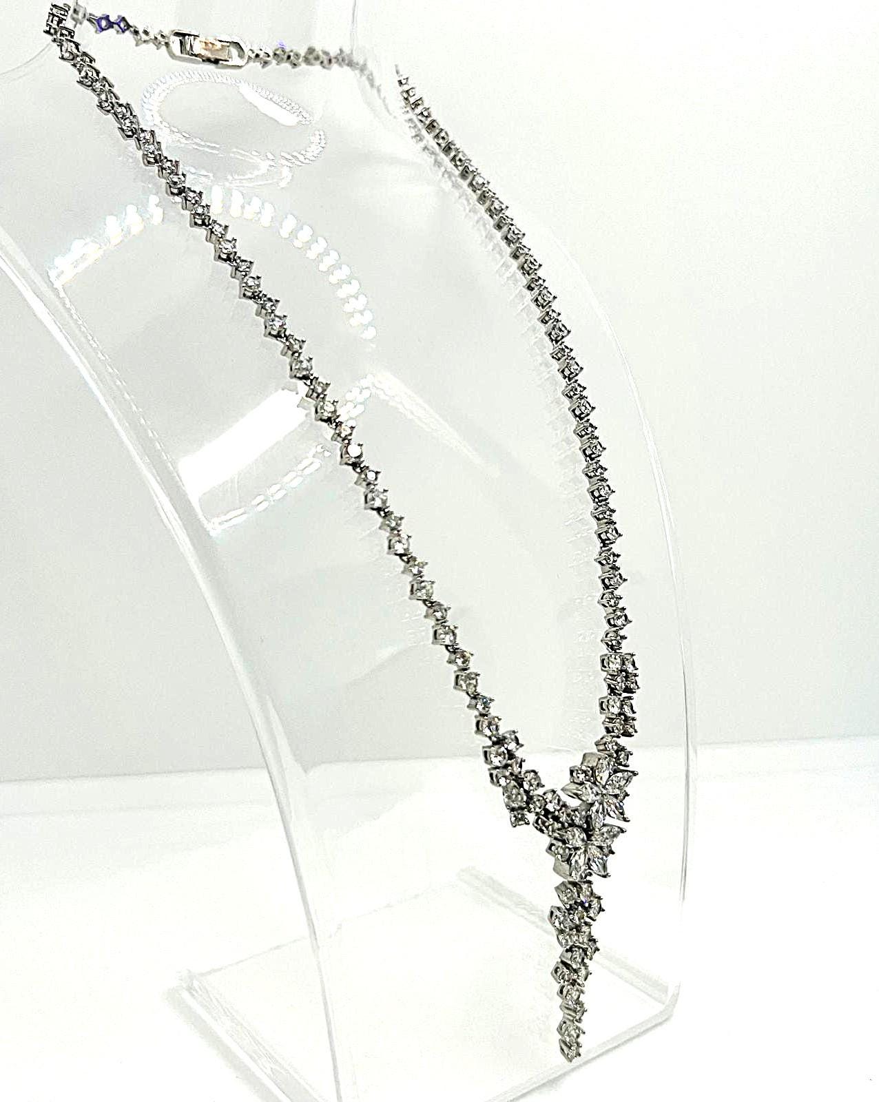 925Er Silber Collier Mit Königlicher Eleganz Florale Zirkonia-Komposition Im Diamant-Look Luxuriös Feminin 925Er Silber Collier Mit Königlicher Eleganz Florale Zirkonia-Komposition Im Diamant-Look Luxuriös Feminin von TezsahShop