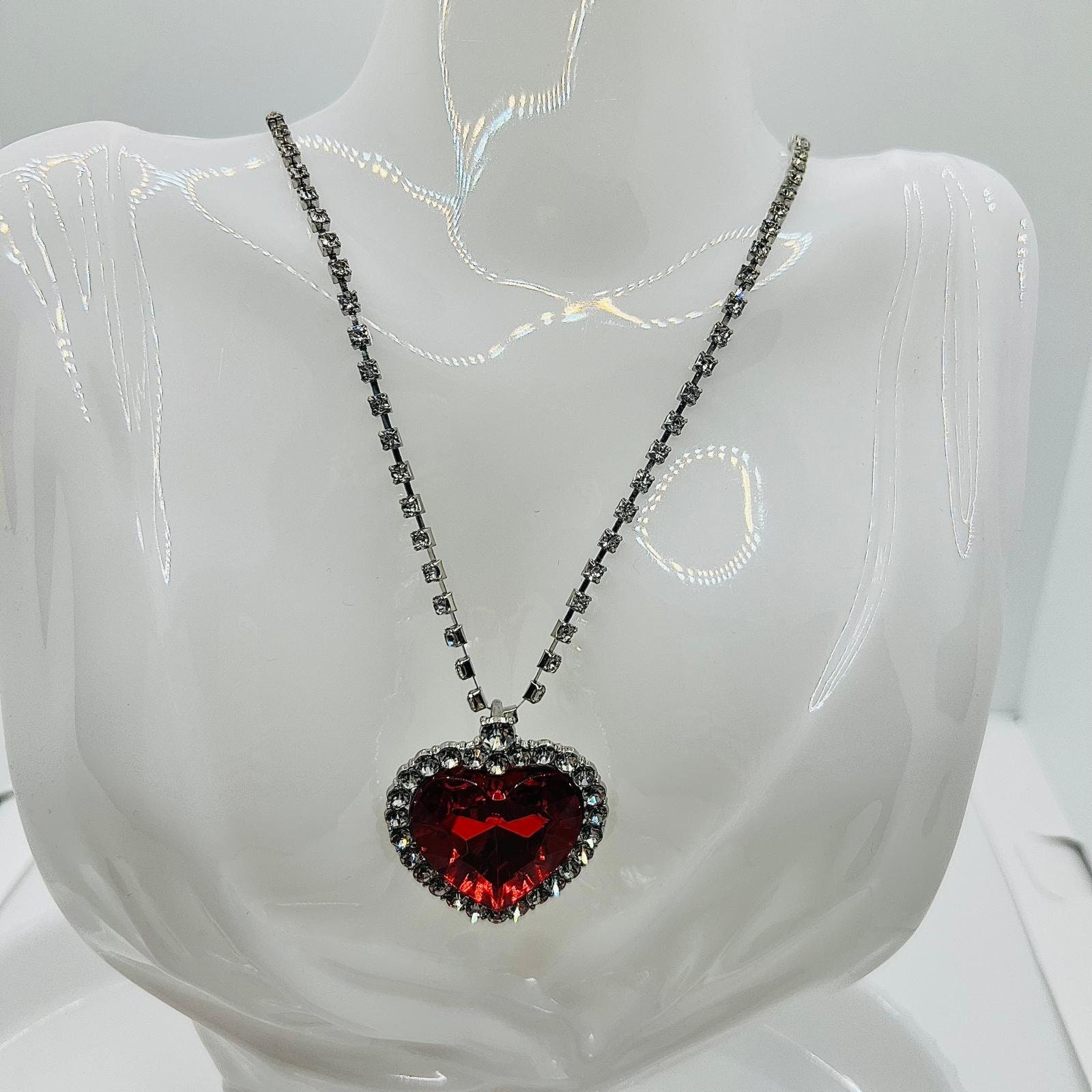 Titanic Medallion Amulet Red Pendant With Rhinestones & Silver-Plated Chain von TezsahShop
