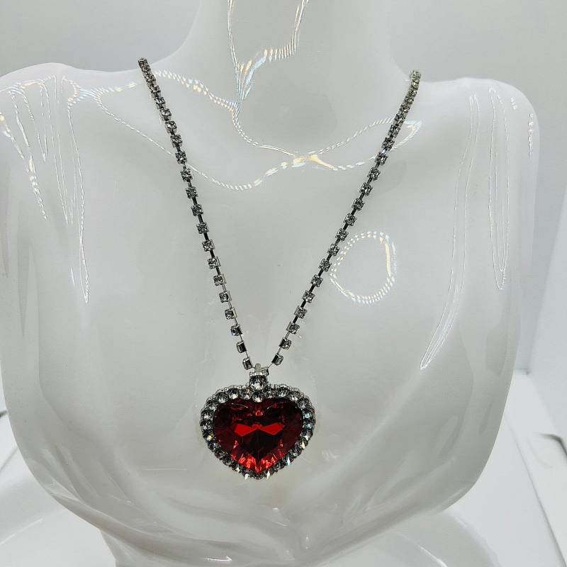 Titanic Medallion Amulet Red Pendant With Rhinestones & Silver-Plated Chain von TezsahShop