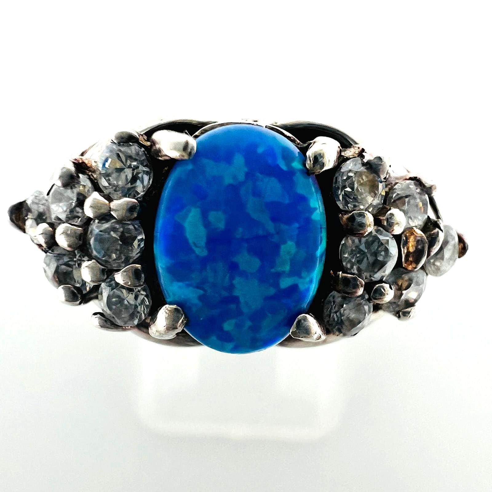 Vintage 925 Silber Ring Mit Blauem Opal & Zirkonia Damenring Us-Größe 8 Eu-Größe 57 Vintage 925 Silber Ring Mit Blauem Opal & Zirkonia Damenring Us-Größe 8 Eu-Größe 57 von TezsahShop