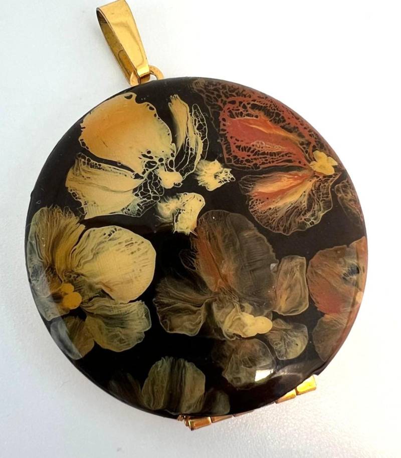 Vintage Amulett Vergoldet Mit Floralen Motiv - Rundes Medaillon Für Fotos | 1970Er-Design von TezsahShop