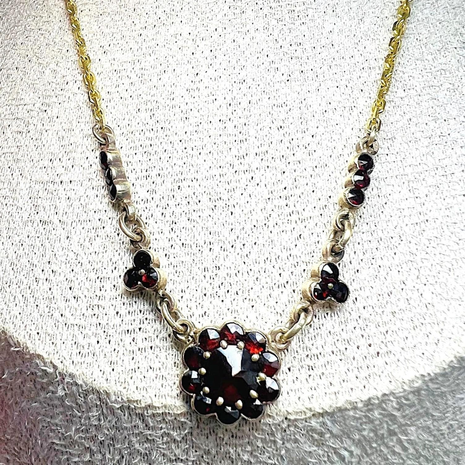 Vintage-Kette Mit Tiefroten Granatsteinen - Florales Design, Am Double Vintage-Kette Mit Tiefroten Granatsteinen - Florales Design, Am Double von TezsahShop