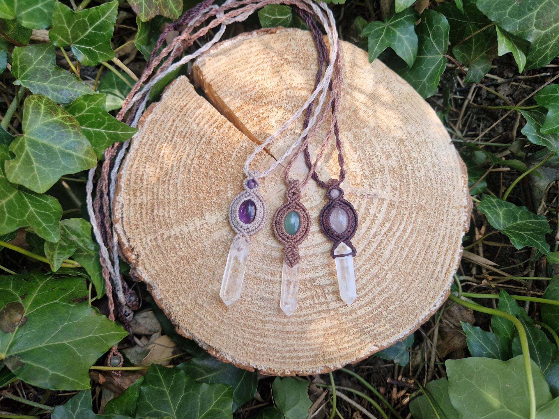 Bergkristallspitze Edelstein Makramee Halsketten Mit Aventurin, Amethyst Und Rosenquarz von ThInksArtByHeart