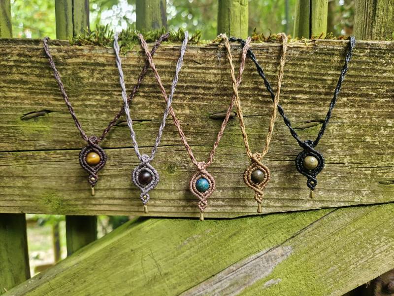 Kleine Macramé Anhänger Halsketten Mit Edelsteinperle Und Messingcharm in Verschiedenen Farben, Personalisierbar Kleine Macramé Anhänger Halsketten Mit Edelsteinperle Und Messingcharm in Verschiedenen Farben, Personalisierbar von ThInksArtByHeart