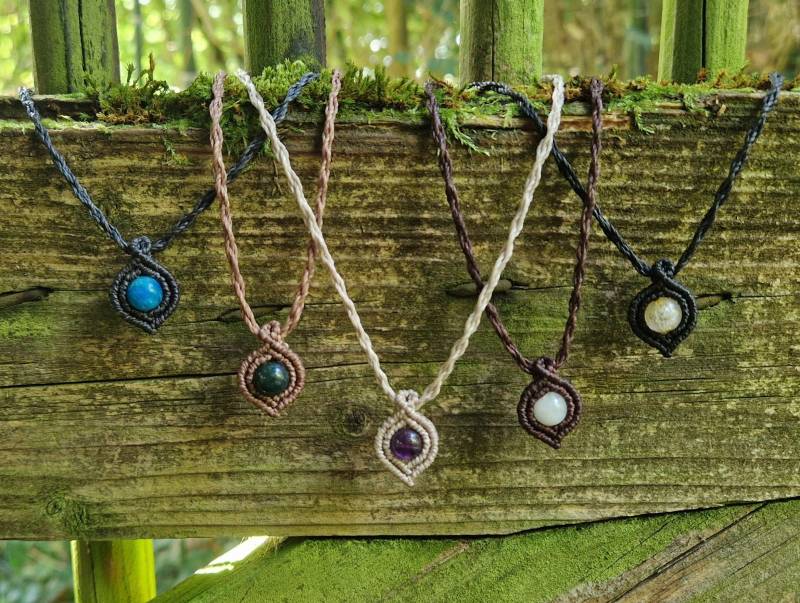 Kleine Macramé Anhänger Halsketten Mit Edelsteinperle in Verschiedenen Farben, Personalisierbar Kleine Macramé Anhänger Halsketten Mit Edelsteinperle in Verschiedenen Farben, Personalisierbar von ThInksArtByHeart
