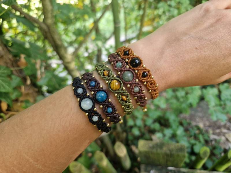 Personalisierbare Macramé Armbänder Mit Edelstein - Und Messingperlen Personalisierbare Macramé Armbänder Mit Edelstein - Und Messingperlen von ThInksArtByHeart