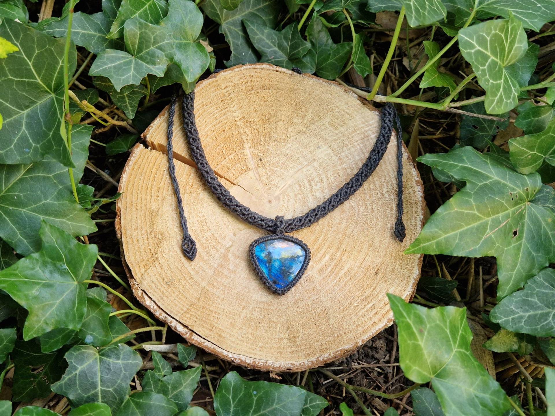 Rund Geknüpfte Makramee Halskette Collier Mit Großem Labradorit Edelstein in Anthrazit Dunkelgrau von ThInksArtByHeart